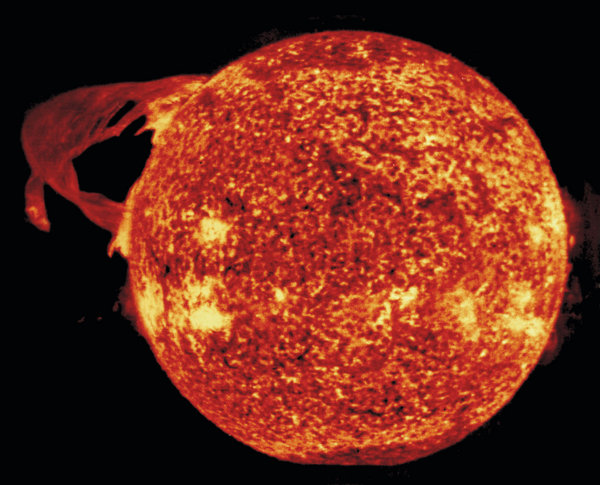 [图片说明]:1973年"天空实验室"在极紫外波段上拍摄的巨大日珥.